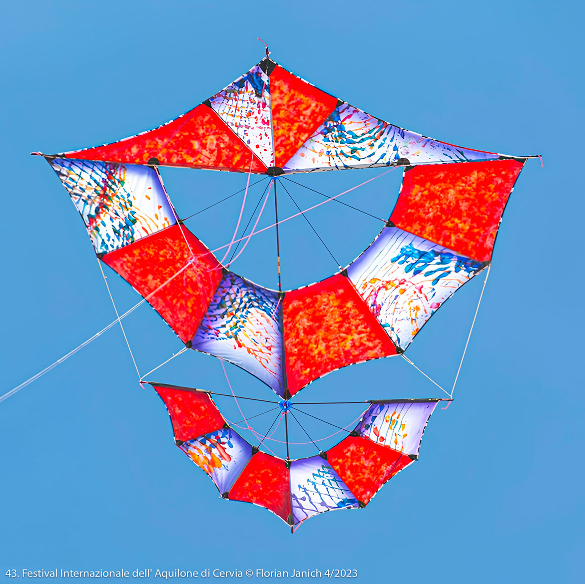 Cerf-volant Smile Thermik en vol au-dessus du paysage